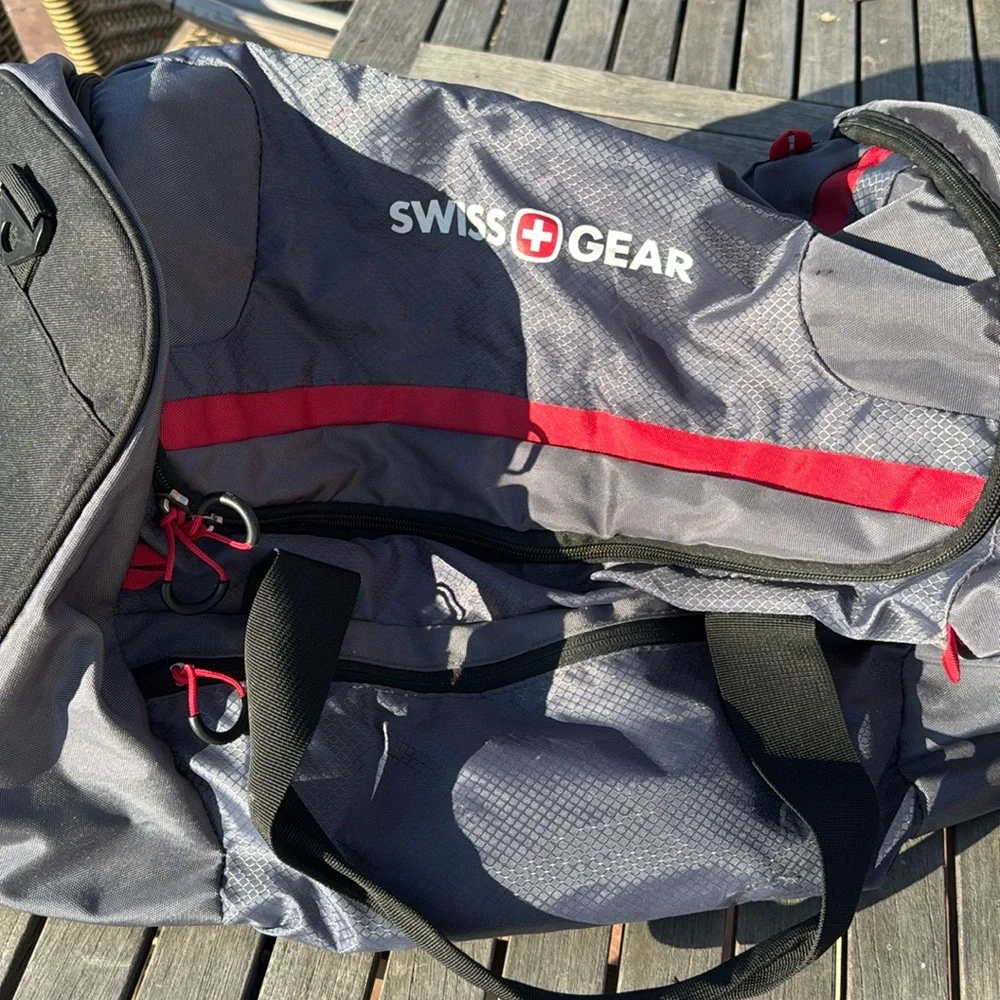 Swissgear duffle bag gray with red interior